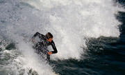 Surfer aan de kust i